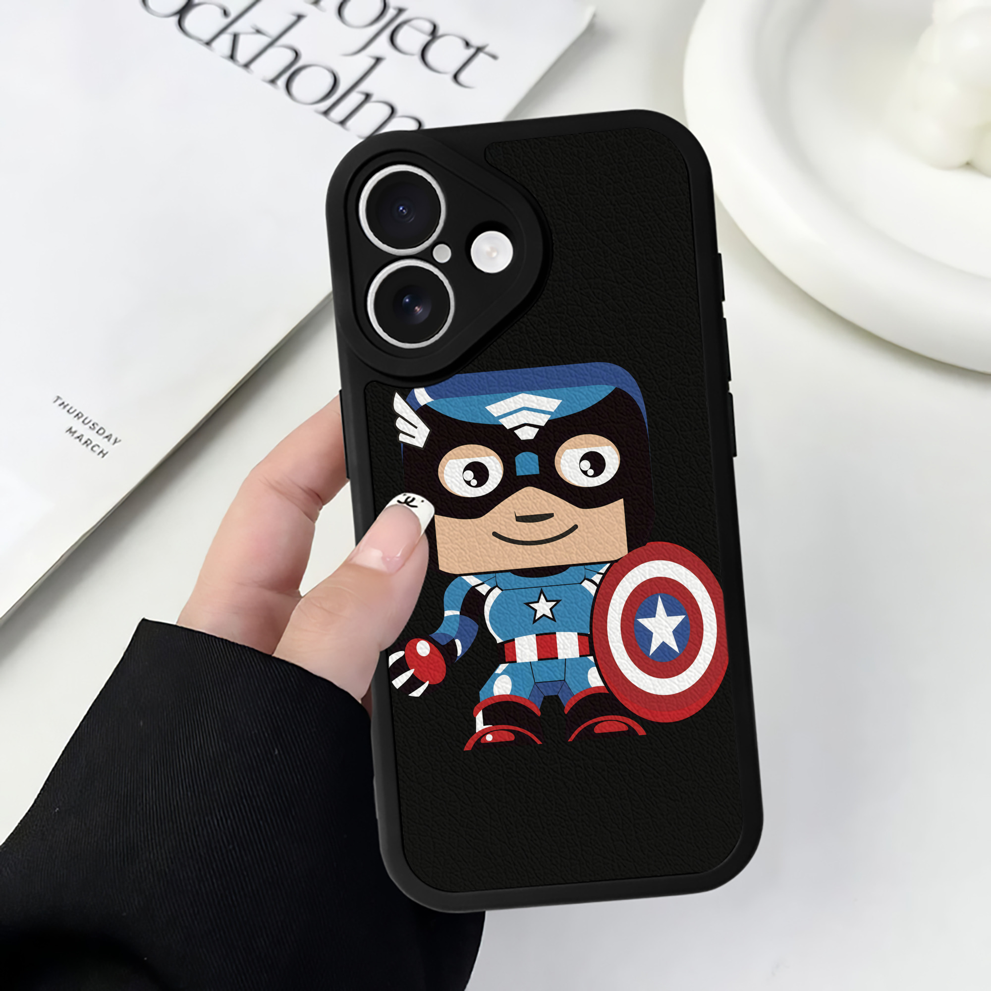 （画像用） アベンジャーズ The Avengers 【iPhone 16シリーズ対応】シリコンスマホケース（レザー調） 材質：シリコン